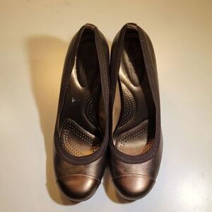 DEXFLEX BY DEXFLEX COMFORT ROUND TOE SLIP-ON HIGH HEEL PUMP SHOES